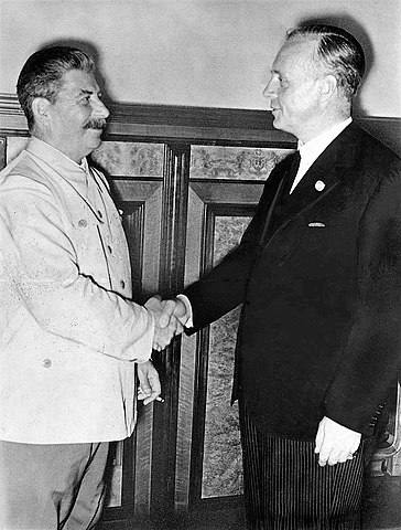 364px-Bundesarchiv_Bild_183-H27337,_Moskau,_Stalin_und_Ribbentrop_im_Kreml.jpg