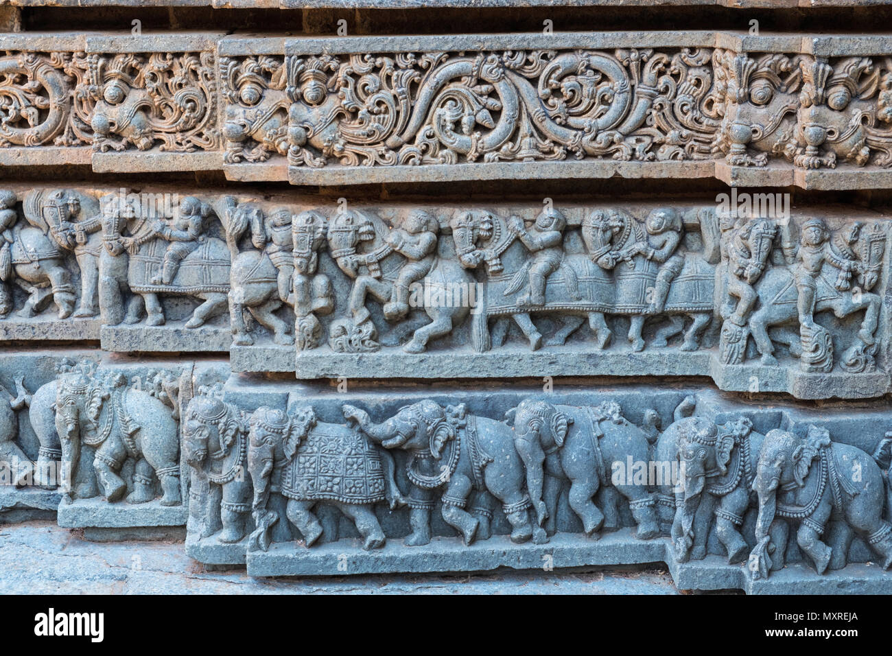detail-from-intricate-exterior-carvings-on-the-lower-part-of-the-outer-wall-of-the-13th-century-channakeshava-or-hoysalakesava-temple-at-somnathpur-MXREJA.jpg
