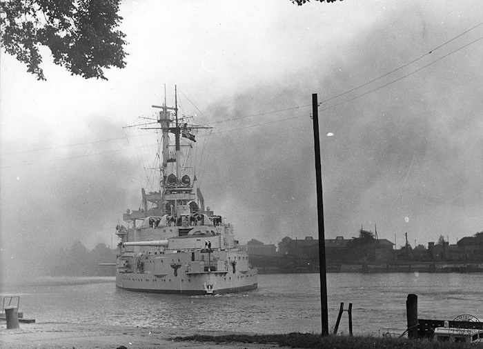 Schleswig-Holstein_podczas_ostrzalu_Westerplatte_Wikimedia_IPN_domena.jpg