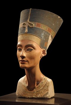 Nofretete_Neues_Museum(1).jpg