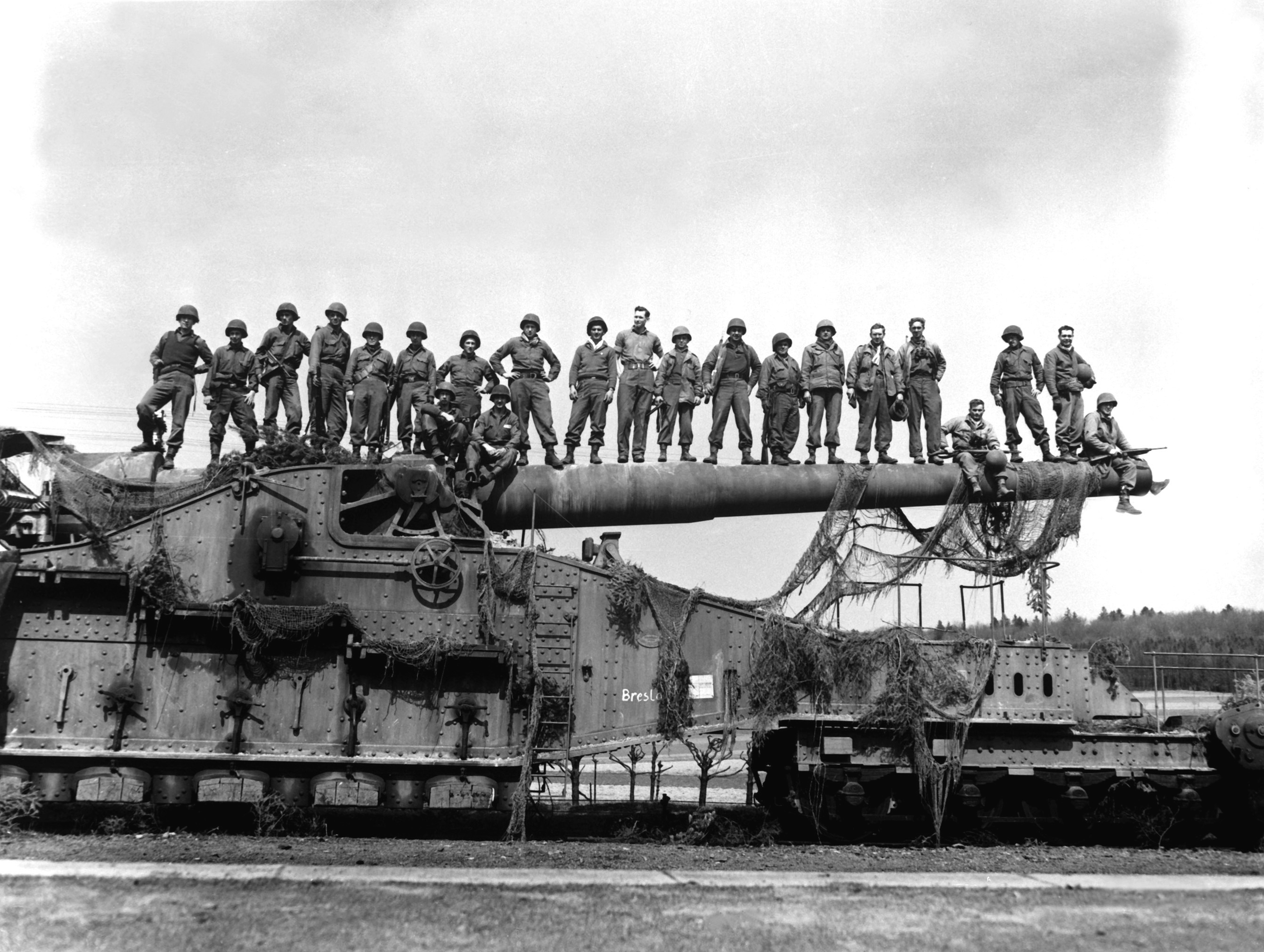 Source: https://upload.wikimedia.org/wikipedia/commons/9/9e/274mm45_railroad_gun_captured_Apr1945.jpeg
