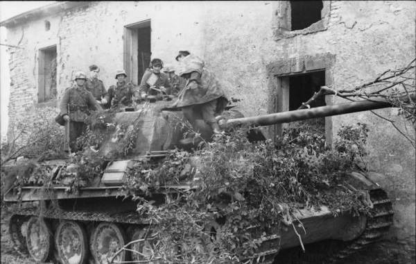 Bundesarchiv_Bild_101I-301-1955-22,_Nordfrankreich,_Panzer_V_(Panther)_mit_Infanterie(2).jpg