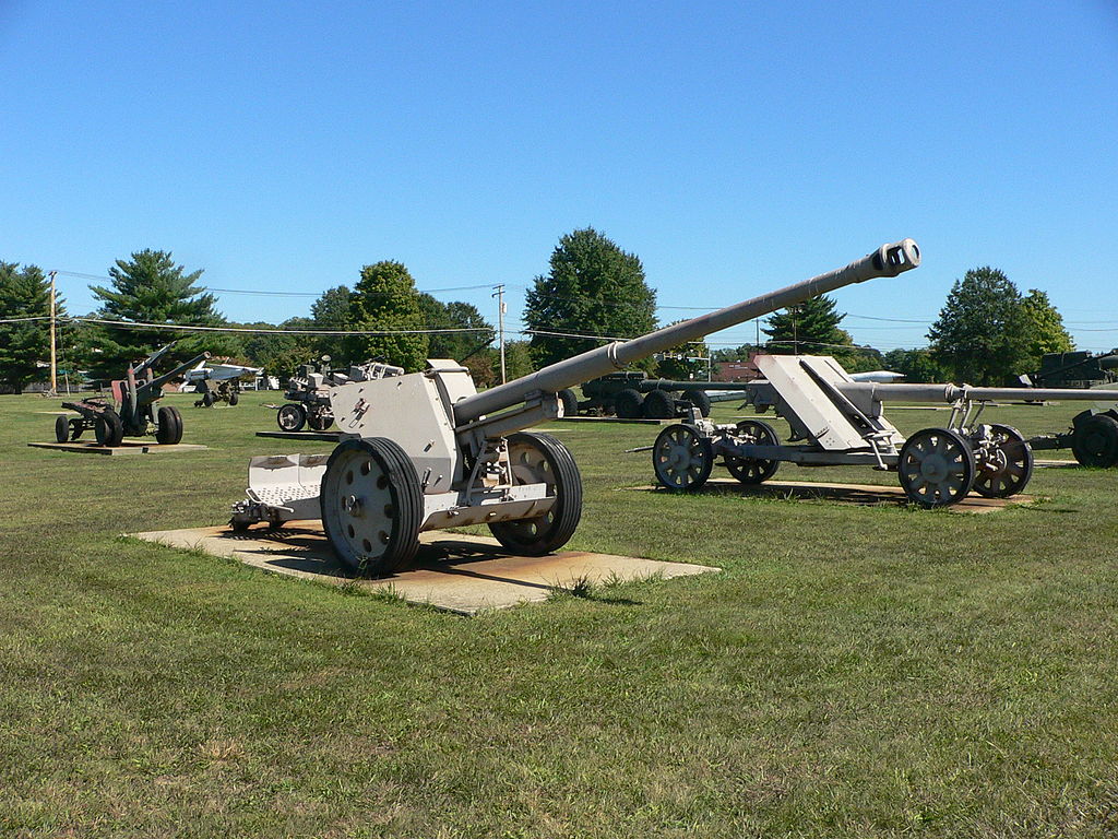 In the foreground PaK43/41, in the background PaK 43.
