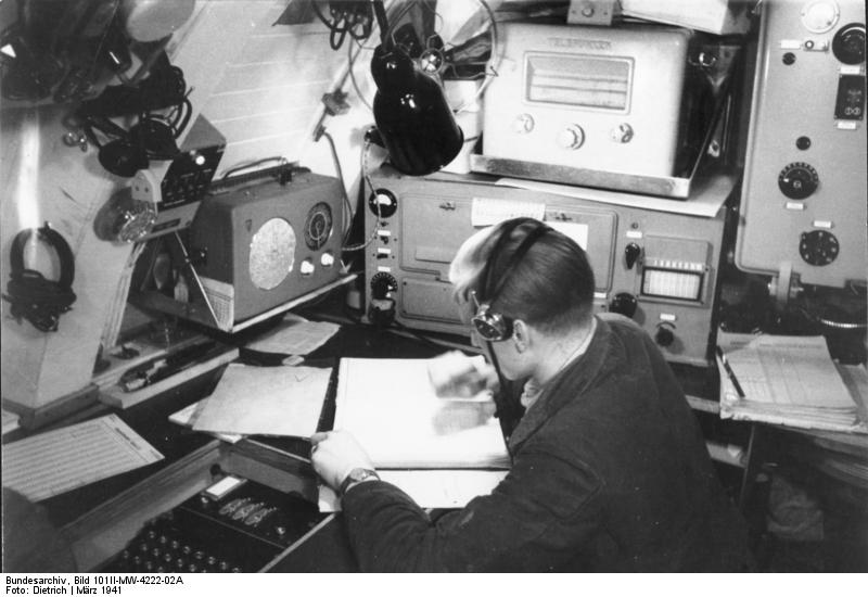 Bundesarchiv_Bild_101II-MW-4222-02A,_'Enigma'_auf_U-Boot_U-124.jpg