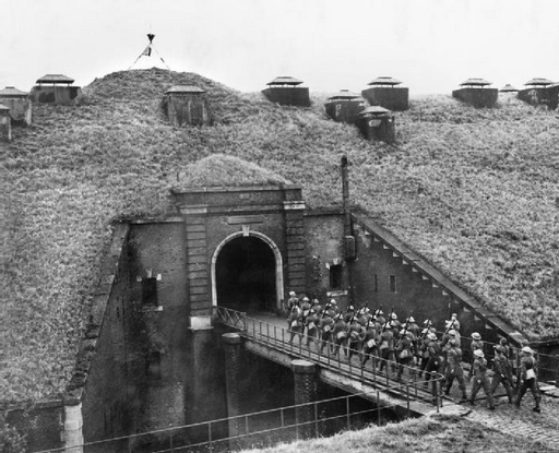 french_troops_manning_maginot_line.png