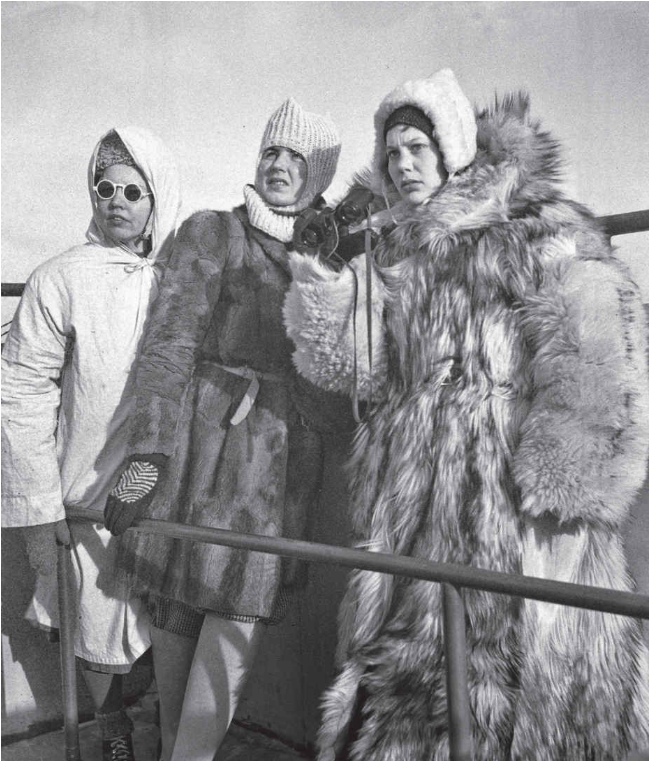 Female volunteers Lotta Svärd aerial observations.png