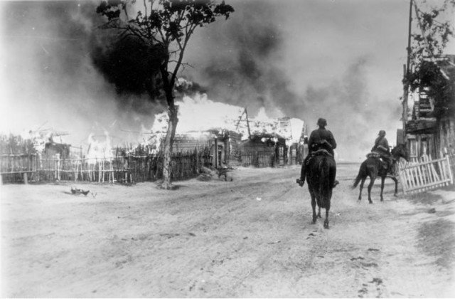 German-Cavalry-in-village-burning-village-near-Mohylev-16th-July-1941.warhistoryonline.jpg