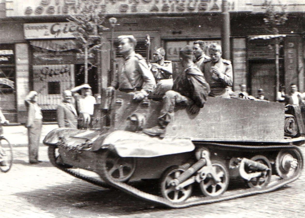 Lend-Lease_x_Universal_Carrier_x_Intrarea_Armatei_Sovietice_in_Bucuresti_-_Bulevardul_Carol.jpg