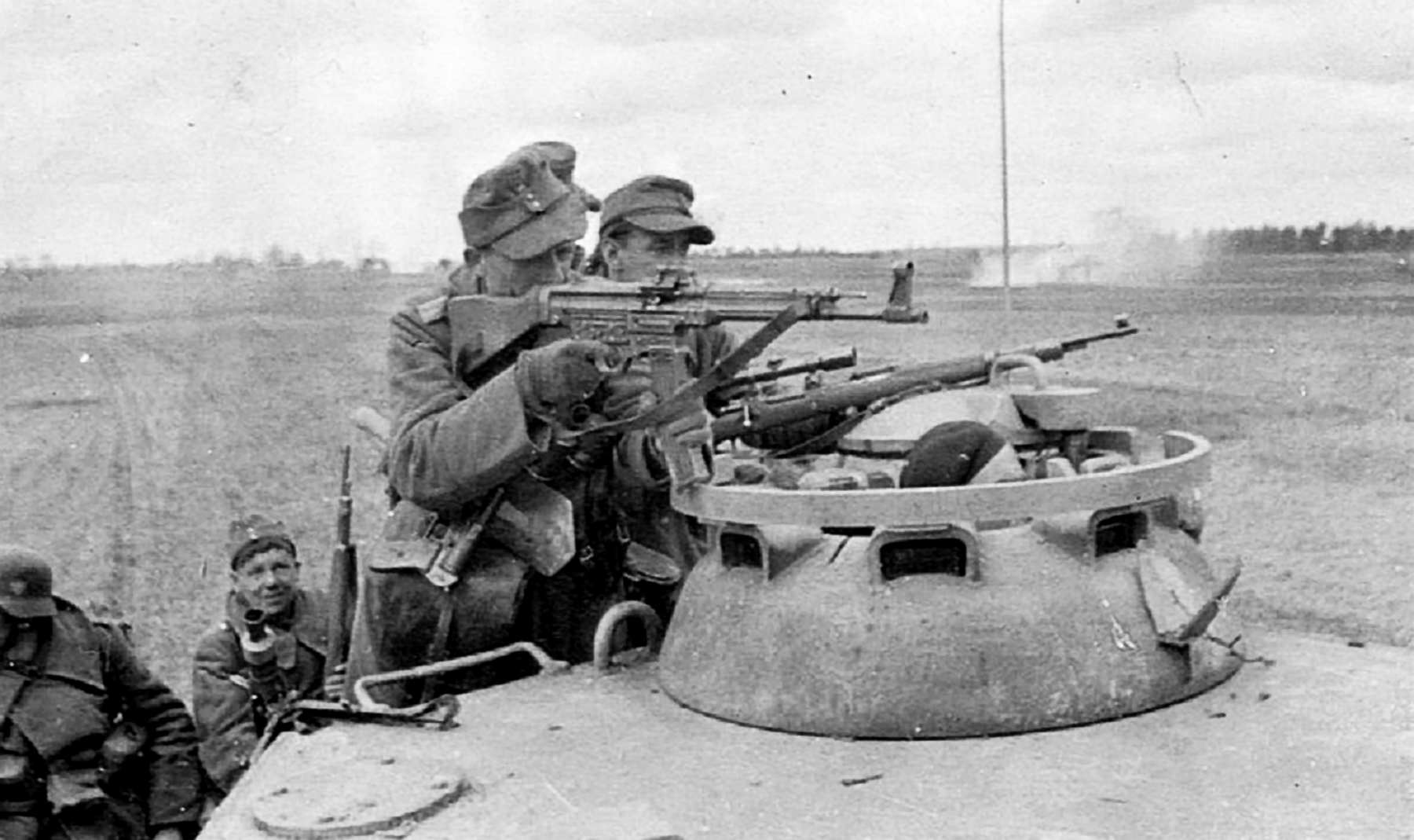 grenadiers on Panther A.jpg
