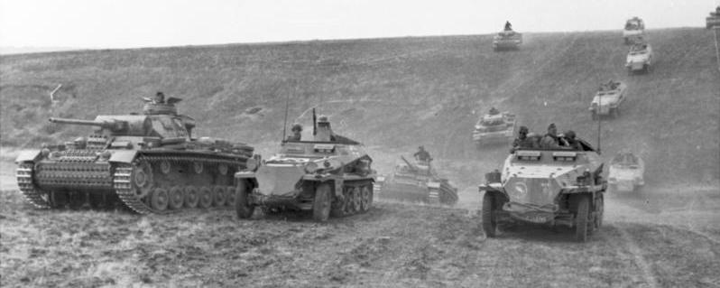 Bundesarchiv_Bild_101I-218-0504-36,_Russland-Süd,_Panzer_III,_Schützenpanzer,_23.Pz.Div._(cropped).jpg