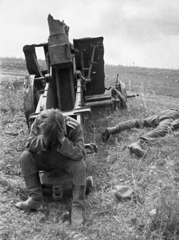 soldier-sits-on-destroyed-artillery.jpg