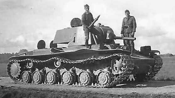 KV1_1939_tank_Pskov_Pleskau_Russia_1941.jpg